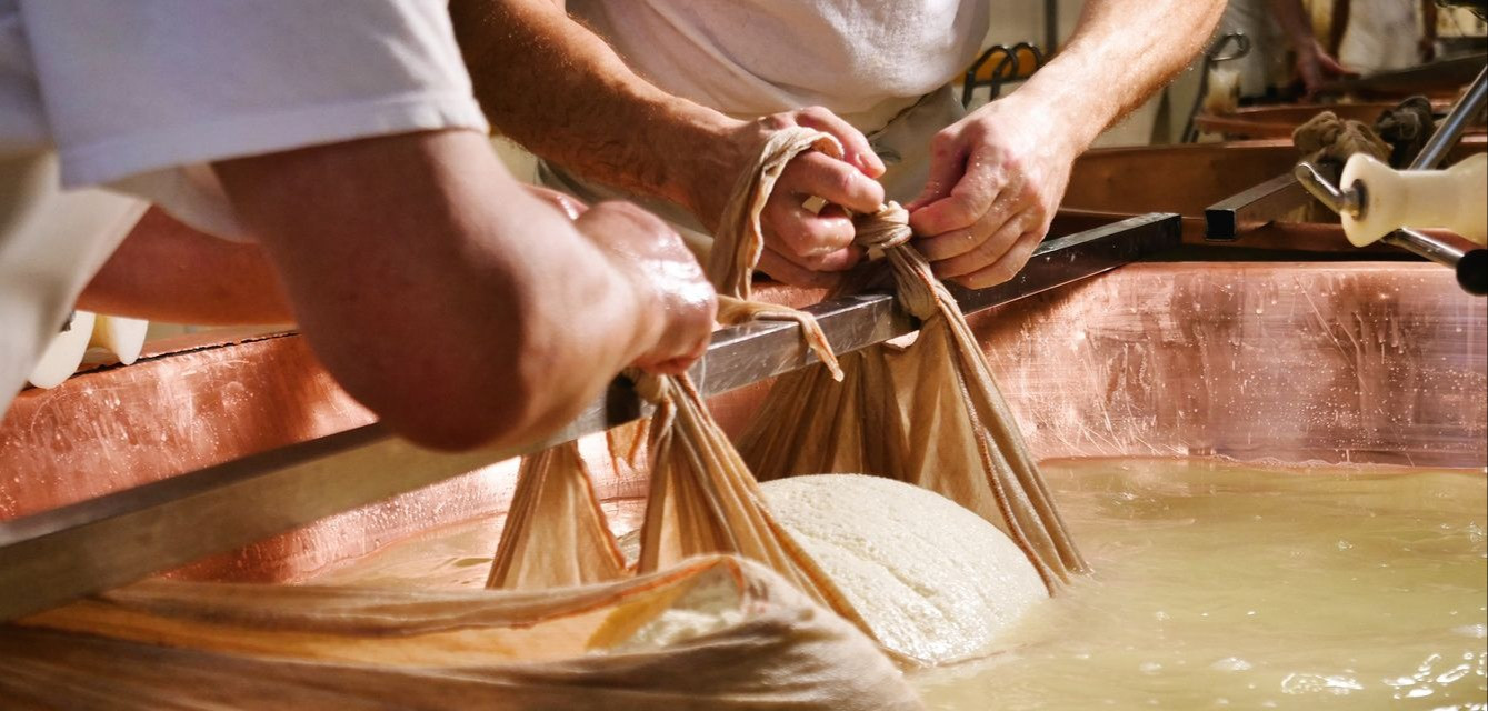 mozzarella-making-expreince-mama-culinary-travel